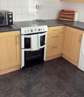 Portswood Apartment | Spring Crescent Apartments - Spacious 1 Bed with Parking, Sleeps 4