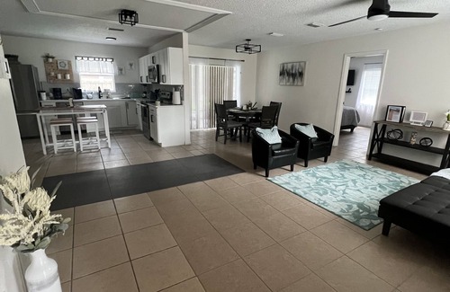 Berkeley Manor House | Spring Hill Oasis