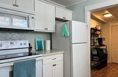 Gulfport Cottage | Spring is coming! Beach Ready/King Bed/Fire pit/Hammocks