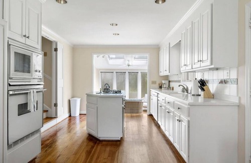 Forest Acres House | Spring Lake Overlook | Mins to Fort Jackson