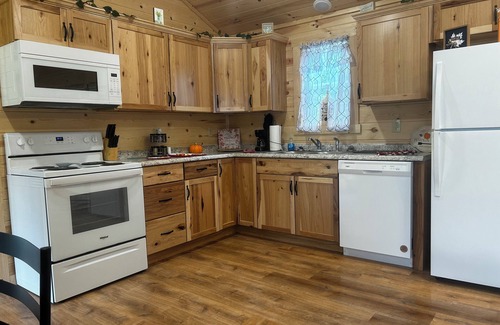 Licking Cottage | Spring Retreat with private deck, pets welcome