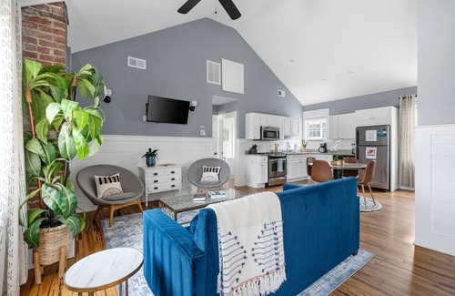 Westside Apartment | Spring St - Downtown - Walk Everywhere!