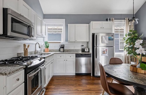 Westside Apartment | Spring St - Downtown - Walk Everywhere!