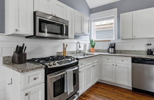 Westside Apartment | Spring St - Downtown - Walk Everywhere!