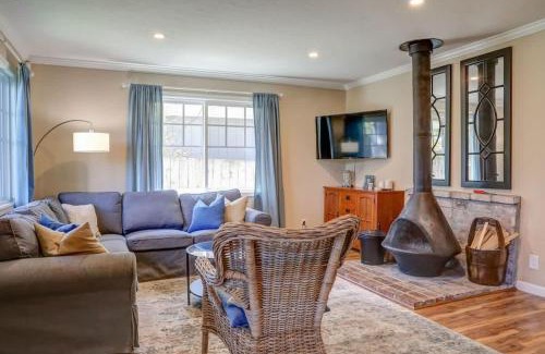 Aptos House | Spruce Beach Cottage - Walk to beach