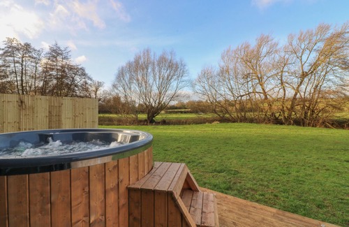 South Luffenham Cottage | SQUIRREL'S NEST, pet friendly, with hot tub in Edith Weston
