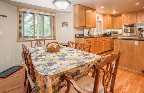 Dorrington Cabin | Squirrel's Nest-Stunning Chalet w/Summer Pool Access!