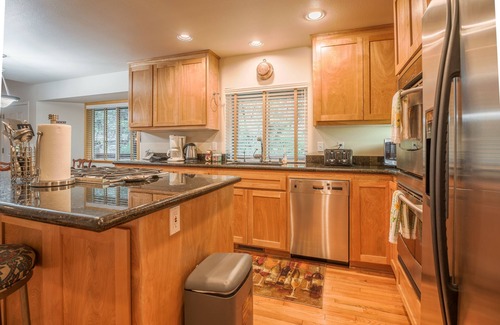 Dorrington Cabin | Squirrel's Nest-Stunning Chalet w/Summer Pool Access!