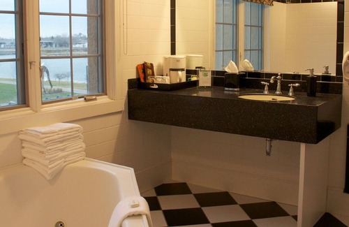 Green Bay Hotel | St. Brendan's Inn