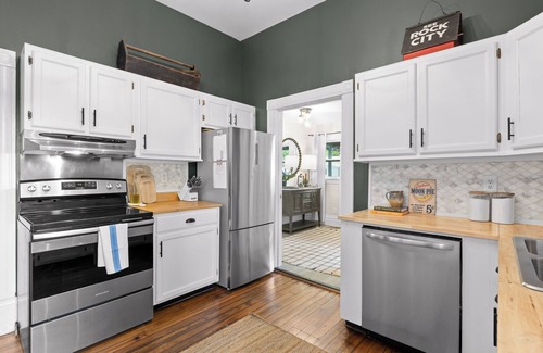 St. Elmo Improvement League House | St. Elmo Twin Oaks | 2 Miles to Tourist Fun!