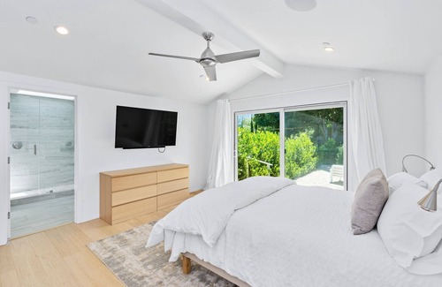 St. Helena House | St. Helena vineyard adjacent three/ three bath compeltely updated with pool.