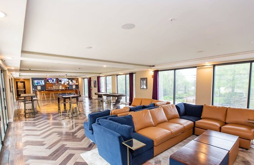 DeBaliviere Place Apartment | St Louis Designer 2BD 2BA Forest Park Apartment