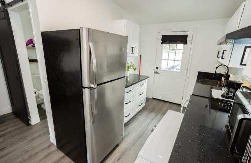 Beverly Green Apartment | St Louis Hideaway Private Modern Comfort Near Strip