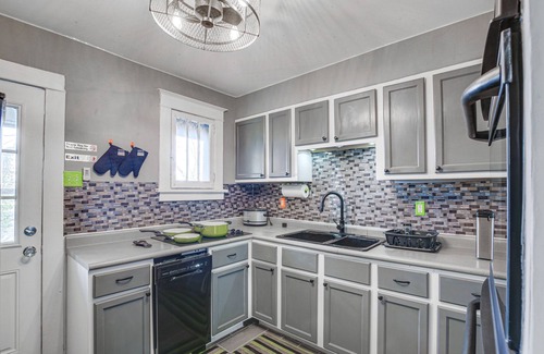 Pagedale Cottage | St Louis Home w/Mini Pool Table & Arcade Game!