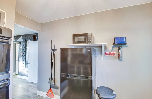 Pagedale Cottage | St Louis Home w/Mini Pool Table & Arcade Game!