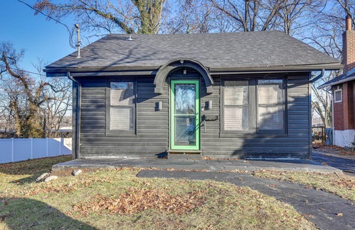 Pagedale Cottage | St Louis Home w/Mini Pool Table & Arcade Game!