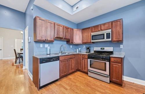 St. Louis House | St Louis Tower Grove Two-Story Townhome Perfect for Groups Side A