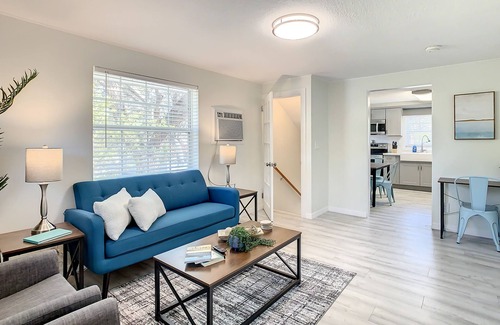 Historic Uptown Apartment | St Pete Charm! 2bd/1ba walk downtown Sunny 2nd Flr