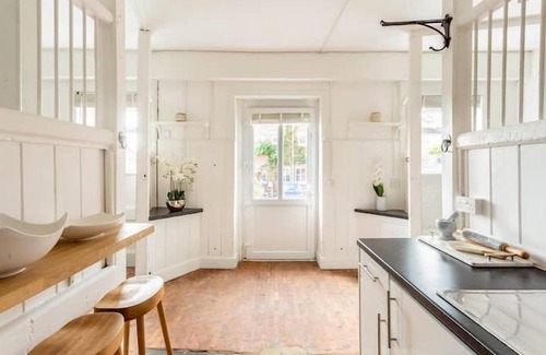 Blandford Saint Mary House | STABLE - UNIQUE STAY | SLEEPS 2 | PETS ALLOWED | WI-FI