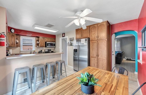 Green Bay House | [Stadium 1.3 Miles] 5 Bedrms 2 Full Baths [RETRO ARCADE GAME CAVE] 2 KINGs