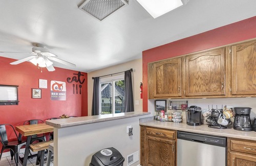 Green Bay House | [Stadium 1.3 Miles] 5 Bedrms 2 Full Baths [RETRO ARCADE GAME CAVE] 2 KINGs