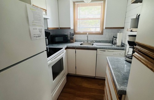 Green Bay House | Stadium 2.9 Miles-{Unique}-KING BED Loft Area 1.5 BATHROOMS Plus Office