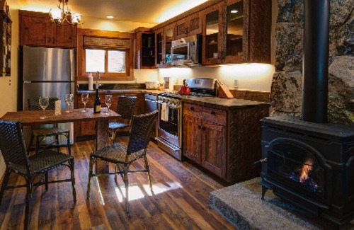 Tahoe Vista Cabin | Standalone Anniversary Suite