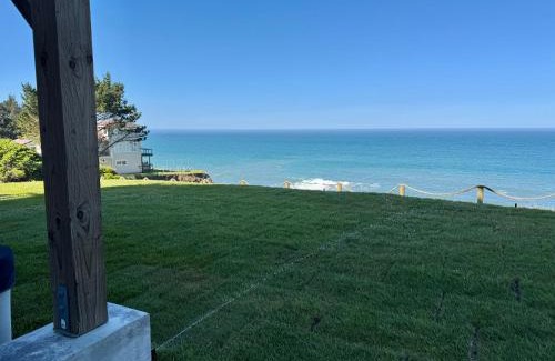 Shelter Cove Apartment | Starfish by OceanviewHotTubs Oceanfront Tesla chrging Shelter Cove Oceanfront