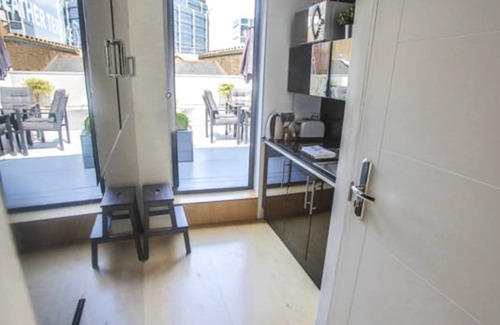 Bishopsgate Apartment | Stark Studio at Room Home Stay