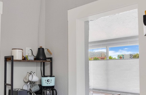 Iron Horse House | Starlit Stay| Walk to Fox & Congress |Free parking