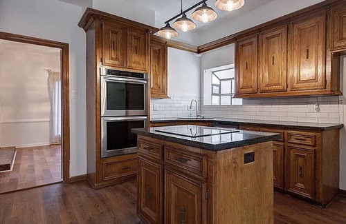 Barker House | Stay at our Charming family home!