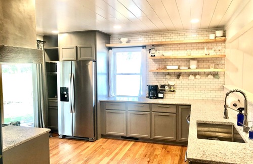 Lincoln House | Stay at the Lazy Llama House with Self Check-In