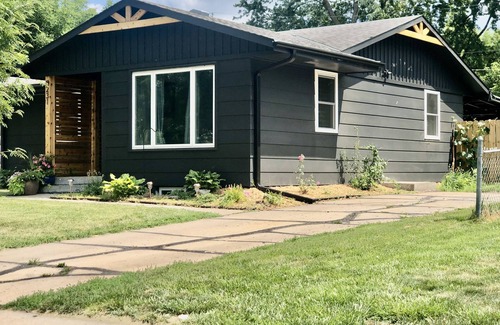 Lincoln House | Stay at the Lazy Llama House with Self Check-In