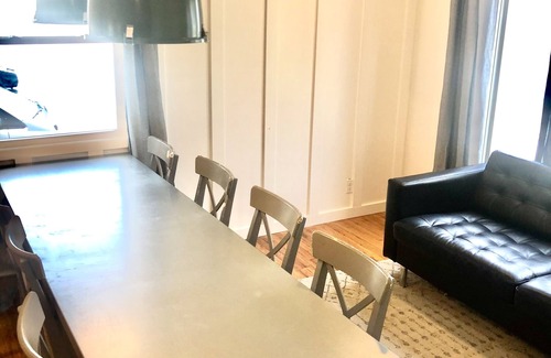 Lincoln House | Stay at the Lazy Llama House with Self Check-In