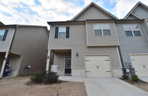 Winder Villa | Stay in a brand new townhome in Winder!