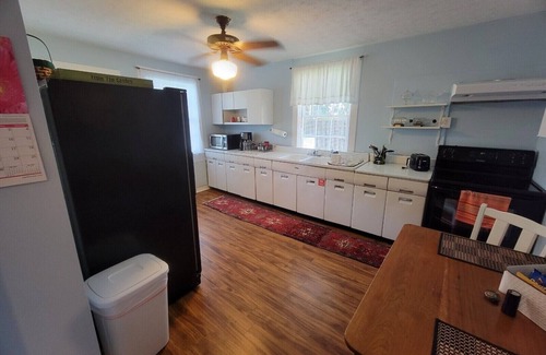 Bardstown House | Stay in a historic Early 1800s Guest House!