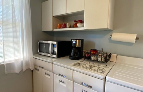 Bardstown House | Stay in a historic Early 1800s Guest House!