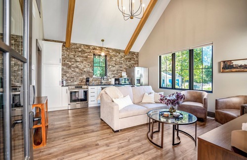 Bowling Green House | Stay in luxury at our brand-new downtown Bowling Green retreat. This high-end custom build features designer furnishings, soaring ceilings, and a private backyard oasis complete with a custom putting green and outdoor lounge space.