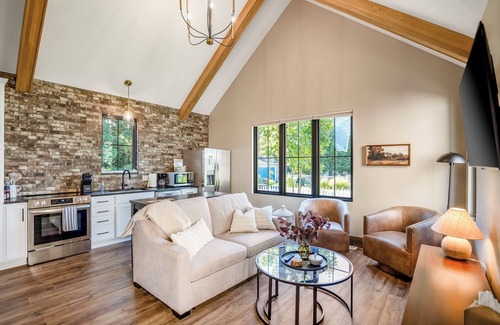 Bowling Green House | Stay in luxury at our brand-new downtown Bowling Green retreat. This high-end custom build features designer furnishings, soaring ceilings, and a private backyard oasis complete with a custom putting green and outdoor lounge space.