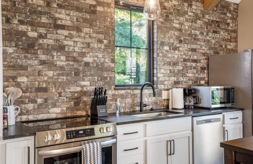 Bowling Green House | Stay in luxury at our brand-new downtown Bowling Green retreat. This high-end custom build features designer furnishings, soaring ceilings, and a private backyard oasis complete with a custom putting green and outdoor lounge space.