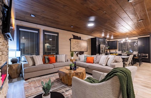 Sevierville Cabin | Stay & Play! Cabin w/Waterpark, Movie Nights & Lazy River