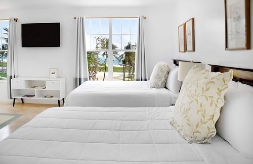 Flamingo/Lummus Hotel | Stay Right On Ocean Drive! 2 Great Units Just A Few Minutes From the Beach!