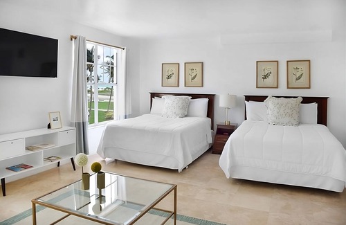 Flamingo/Lummus Hotel | Stay Right On Ocean Drive! 2 Great Units Just A Few Minutes From the Beach!