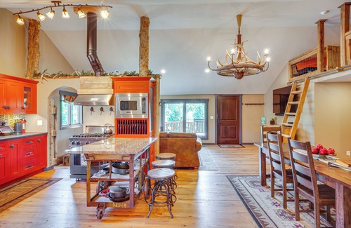 Excelsior Springs Cabin | Stay & Sip: Group Ranch at Shamrock Hills Vineyard