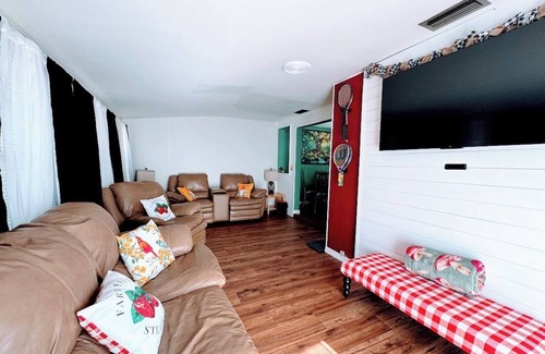 Vacation Village Villa | Stay @ The Enchanted Escape~Pool, Pickleball, Lake close to Disney!