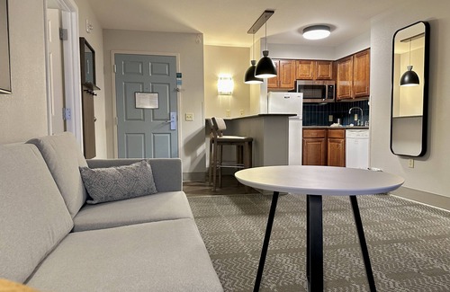 Oconomowoc Hotel | Staybridge Suites Milwaukee West-Oconomowoc by IHG