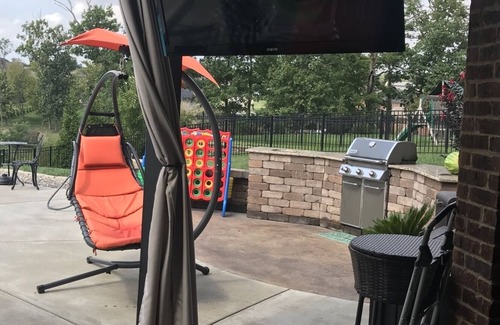 Floyds Knobs House | Staycation with 5 bedrooms and heated pool and hot tub