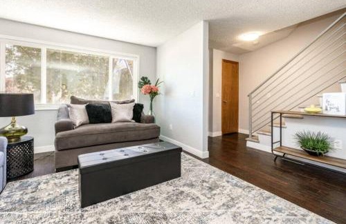 Boise Bench House | #StayInMyDistrict Cozy Central Boise Townhouse