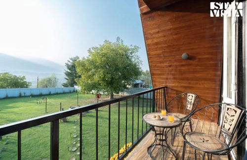 Chandak Villa | StayVista at 2BR A Frame Mountain House in Srinagar with Lawn, Bonfire, BBQ