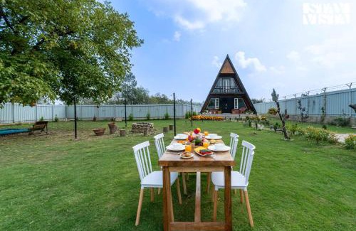 Chandak Villa | StayVista at 2BR A Frame Mountain House in Srinagar with Lawn, Bonfire, BBQ